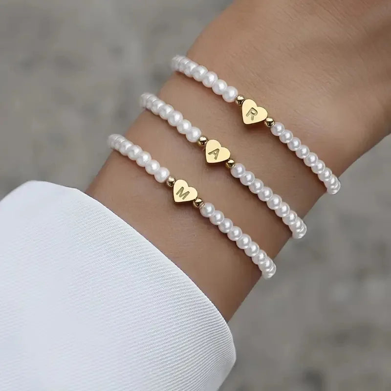 Perlenarmband mit Initialen