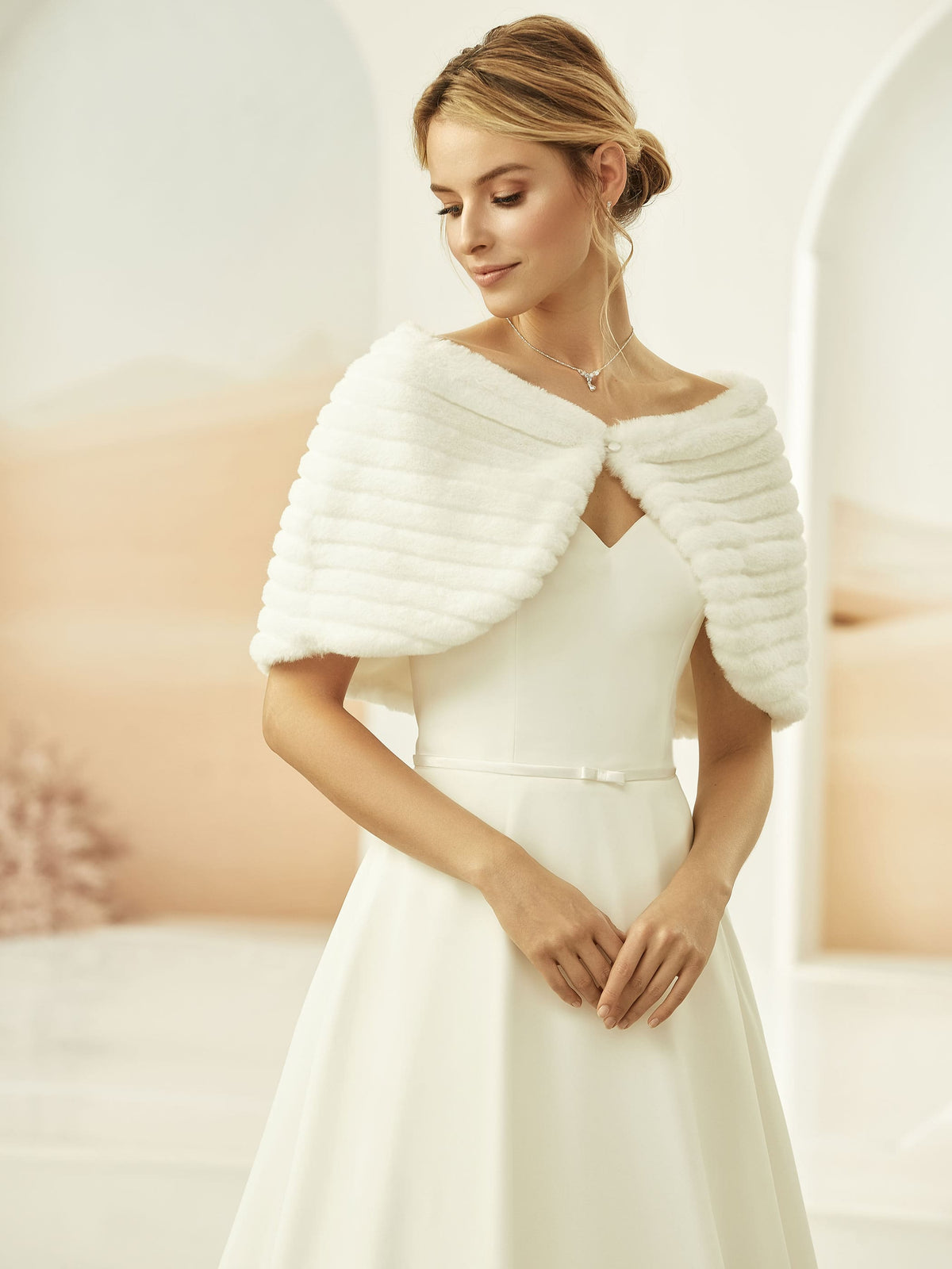 Braut-Cape E329 aus Kunstfell von Bianco Evento