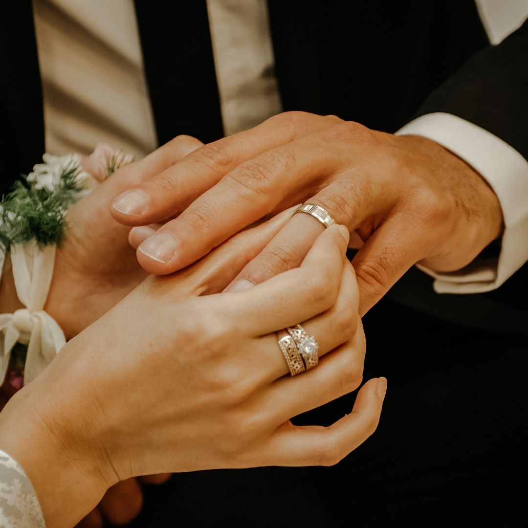 An welcher Hand werden Ehering und Verlobungsring getragen?