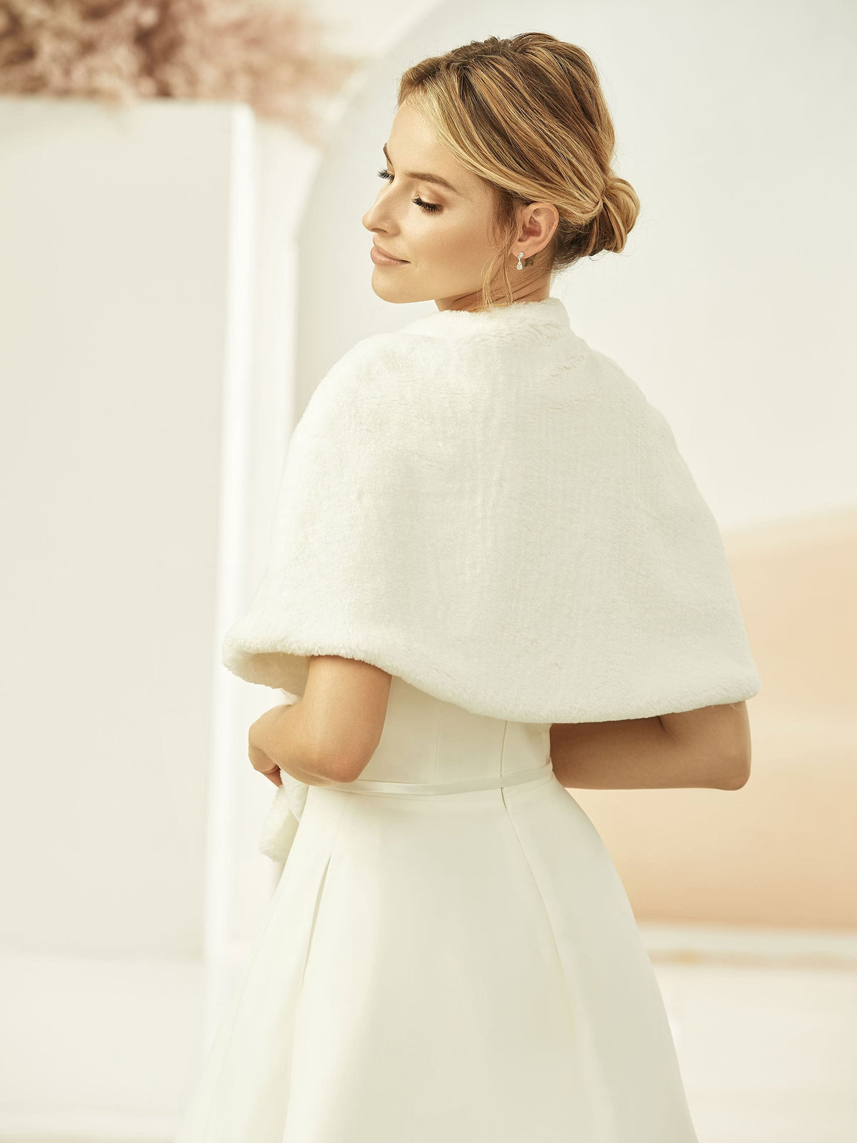 Braut-Cape E306 aus Kunstfell von Bianco Evento